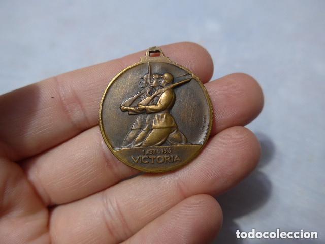 Militaria: Antigua medalla del alzamiento nacional y la victoria de guerra civil, original.