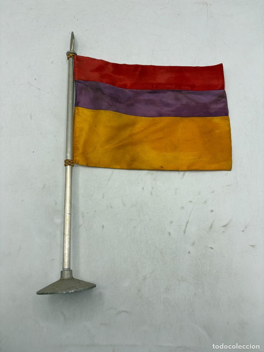 Militaria: BANDERA II REP&Uacute;BLICA ESPA&Ntilde;OLA. ANTIGUA. MINI BANDERA DE SOBREMESA CON ASTA Y PEANA MET&Aacute;LICA.
