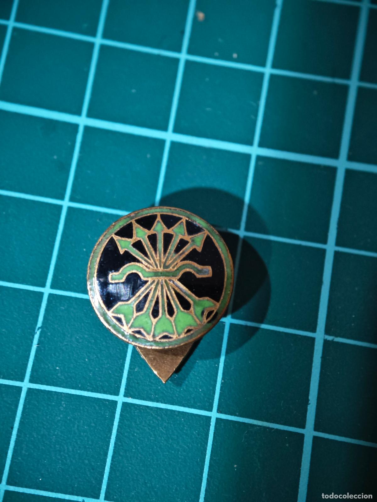 Militaria: Rara insignia flechas verdes solapa guerra civil