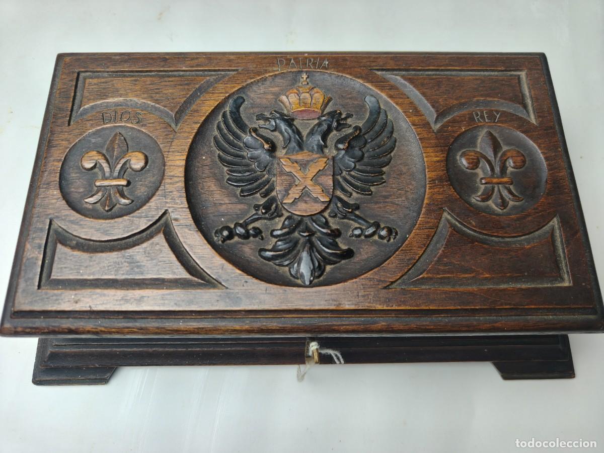 Militaria: Caja de Madera con motivos Carlistas