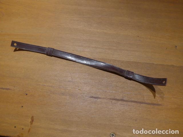 Militaria: Antiguo barbuquejo de cuero marron original para gorra de plato de guerra civil, original.