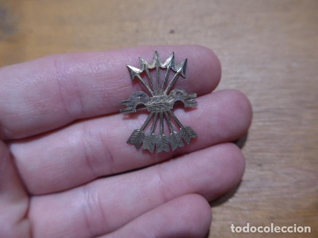 Militaria: Antigua insignia de falange, original, yugo y flechas. Guerra civil y posguerra. Emblema