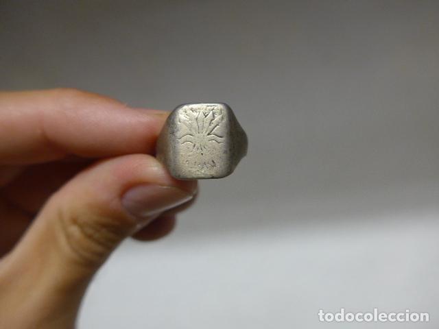 Militaria: Antiguo anillo de falange, original. Guerra civil. Yugo y flechas.