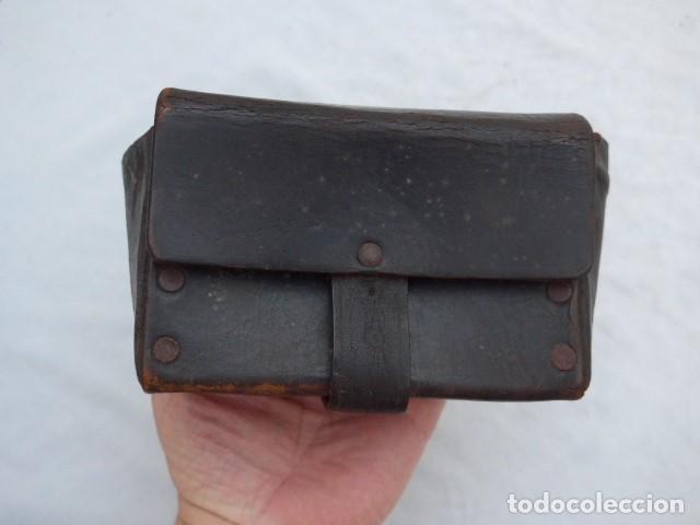 Militaria: ANTIGUA CARTUCHERA DE CUERO MARRON PASADO A NEGRO GUERRA CIVIL