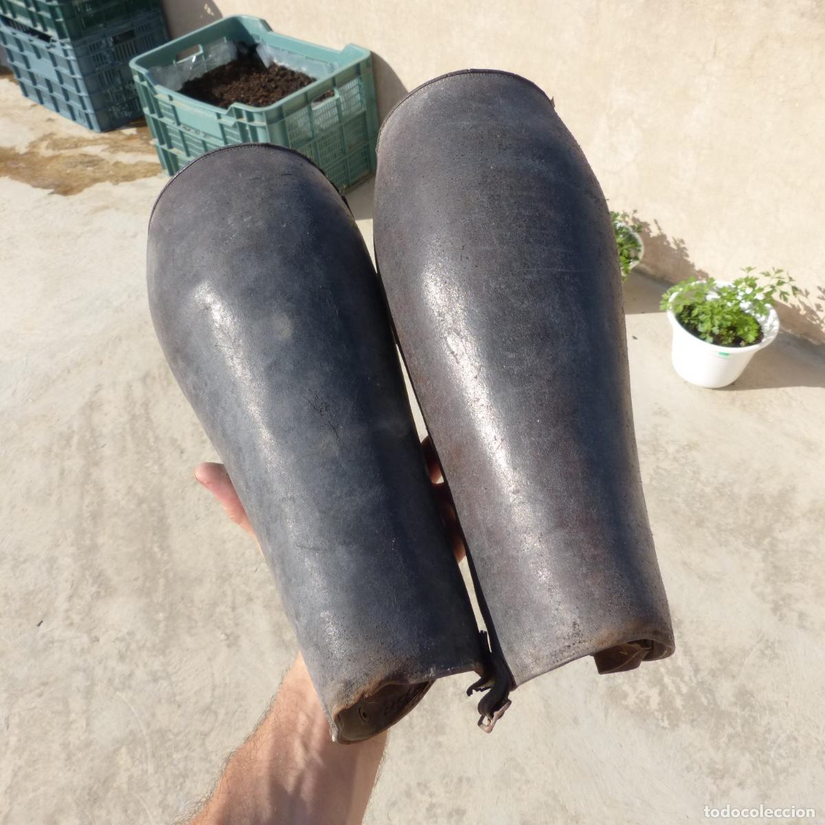 Militaria: Par de espinilleras, polainas, canilleras, rastrojeras, leguis, en cuero, guerra civil, 667gr, 30cm.