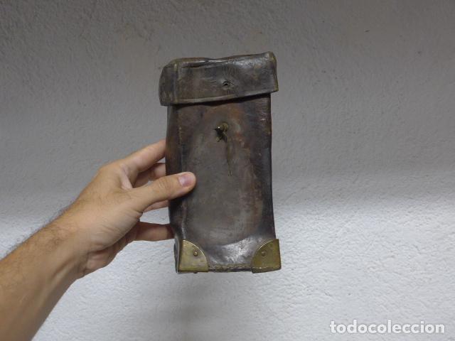 Militaria: Antigua rara cartuchera marron de guerra civil a identificar, seguramente republicana.