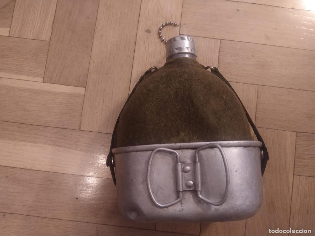 Military Antiques: Cantimplora con funda de tela verde y cazillo met&aacute;lico inferior