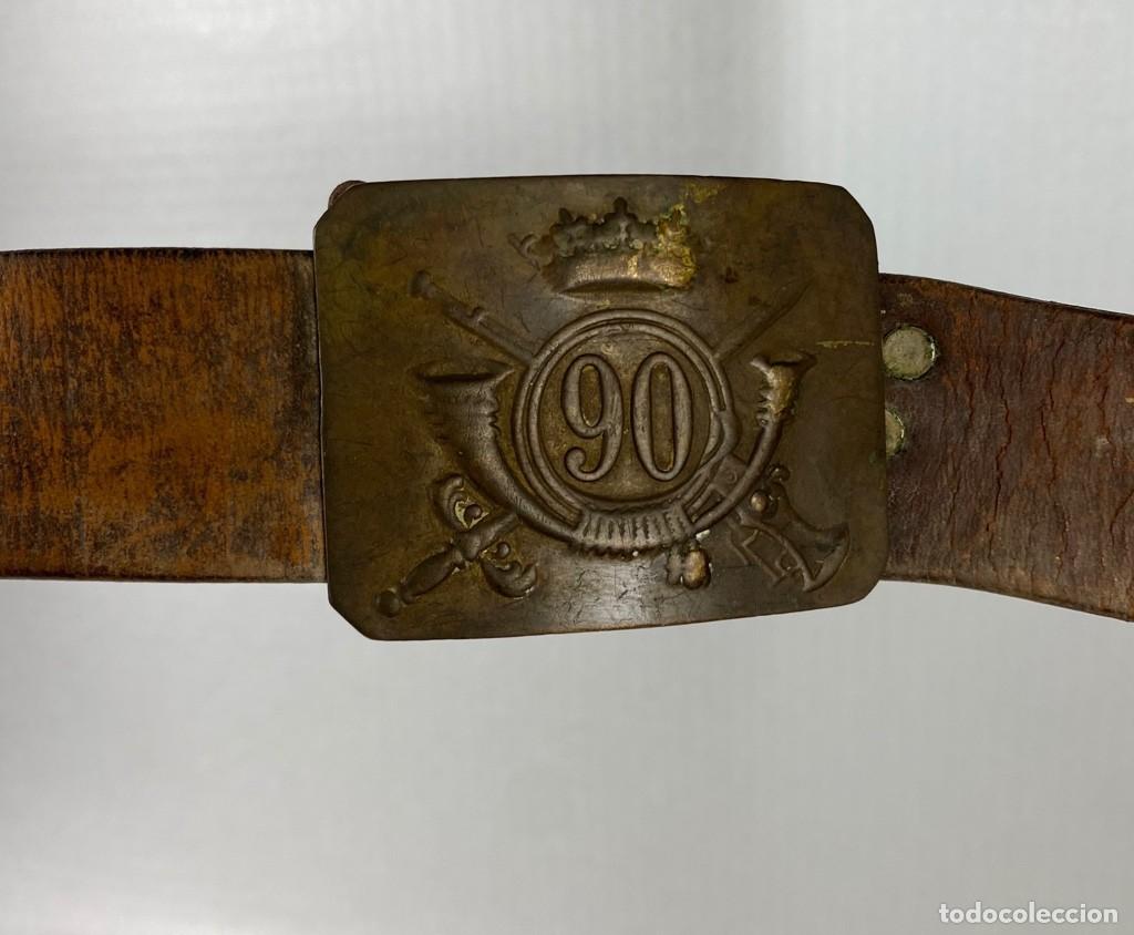 Militaria: Conjunto de hebilla Militar Espa&ntilde;ola Regimiento de Infanter&iacute;a 90 modelo 1937 GUERRA CIVIL en lat&oacute;n y