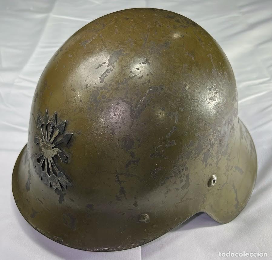 Militaria: Casco M 26 con ala con gran escudo de la falange y su pintura original