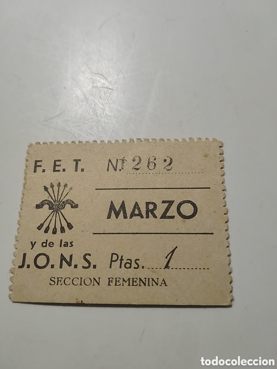 Militaria: Ticket F.E.T. y de las J.O.N.S. y emblema Auxilio Social. A&ntilde;os 40