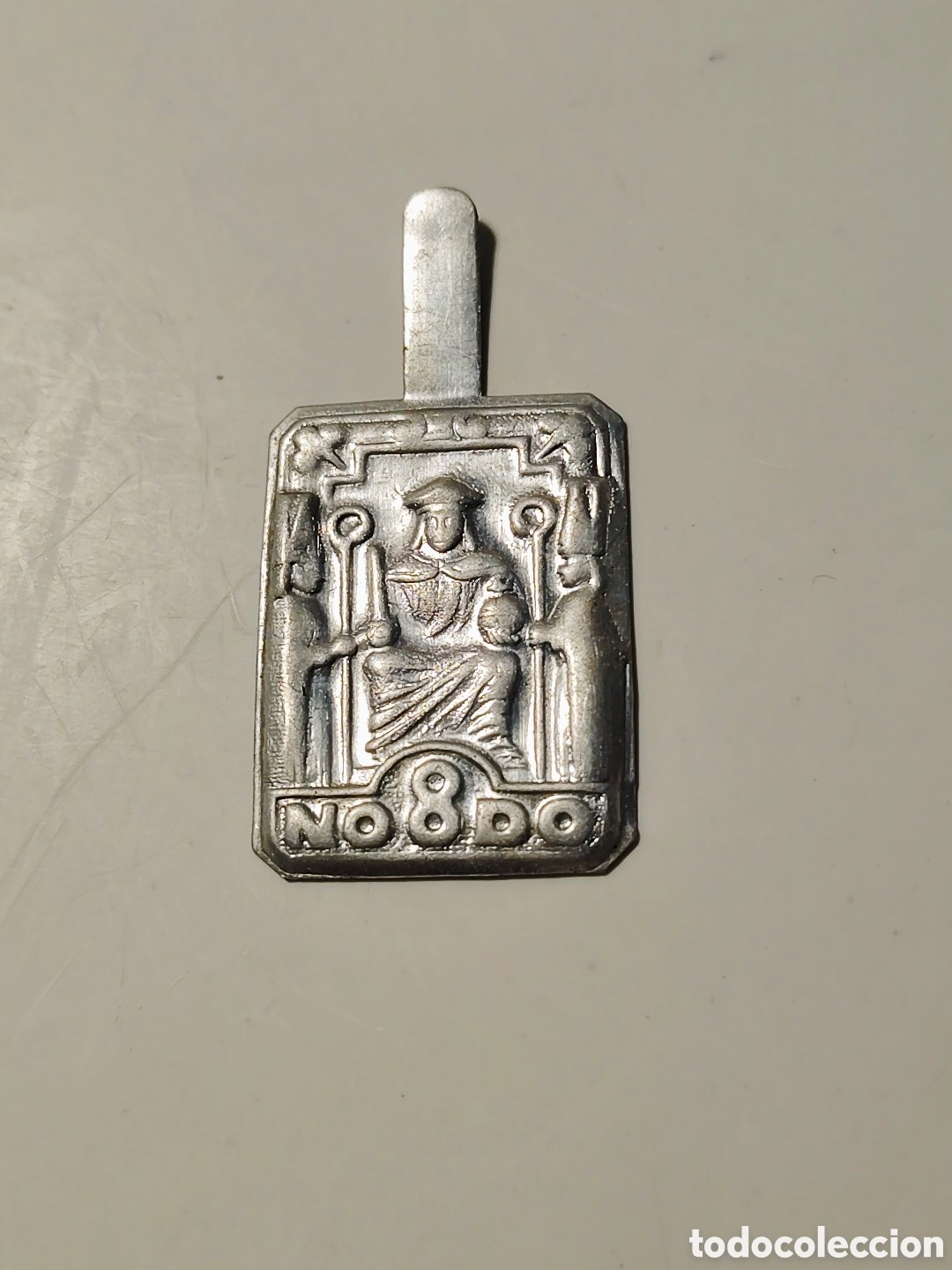 Militaria: Auxilio Social. Sevilla11 Bis. Aluminio. Nuevo, sin uso. 1937-39. VI Escudos de Ciudades