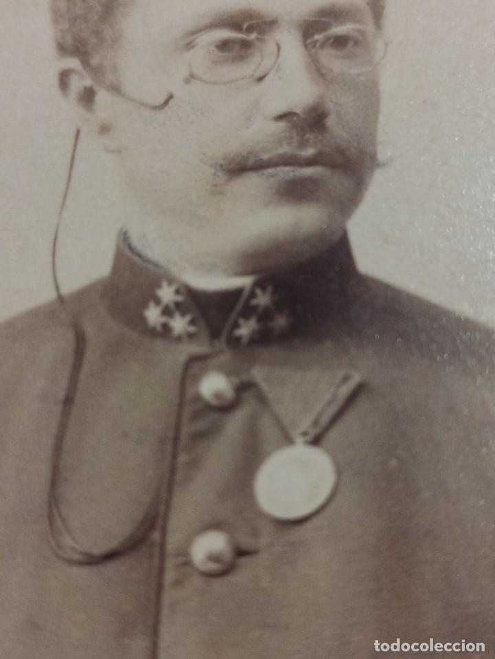 Militaria: Antigua fotografía de Oficial austríaco con la Medalla al Valor. Kronstadt. L. Adler - Foto 2 - 293983043