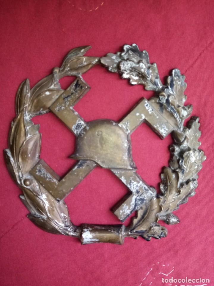 Militaria: Placa con s&iacute;mbolo de la cruz gamada y casco - Foto 1