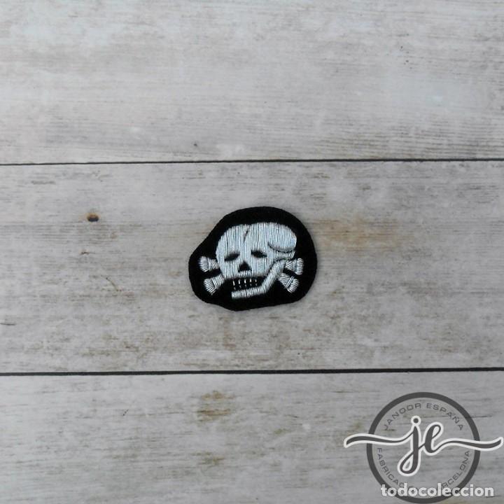 Militaria: Calavera de gorra oficiales Waffen SS