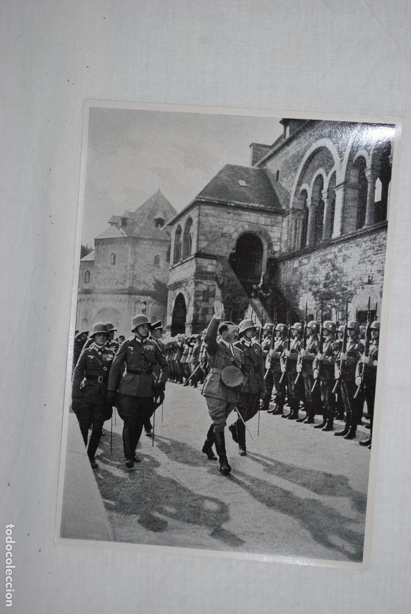 Militaria: ADOLF HITLER PASANDO REVISTA A LAS TROPAS Y SALUDANDO .