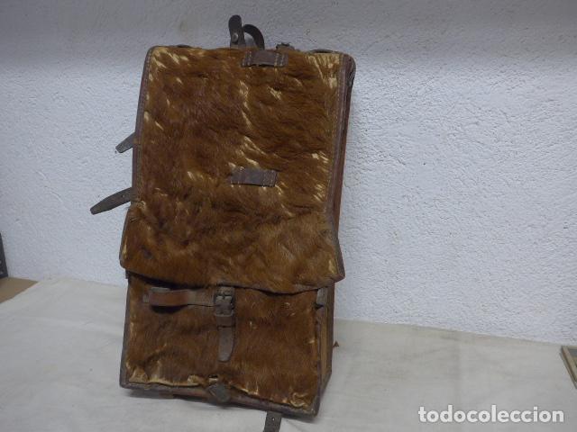 Militaria: Antigua mochila miltar suiza de piel con sus marcajes, original. II Guerra Mundial.