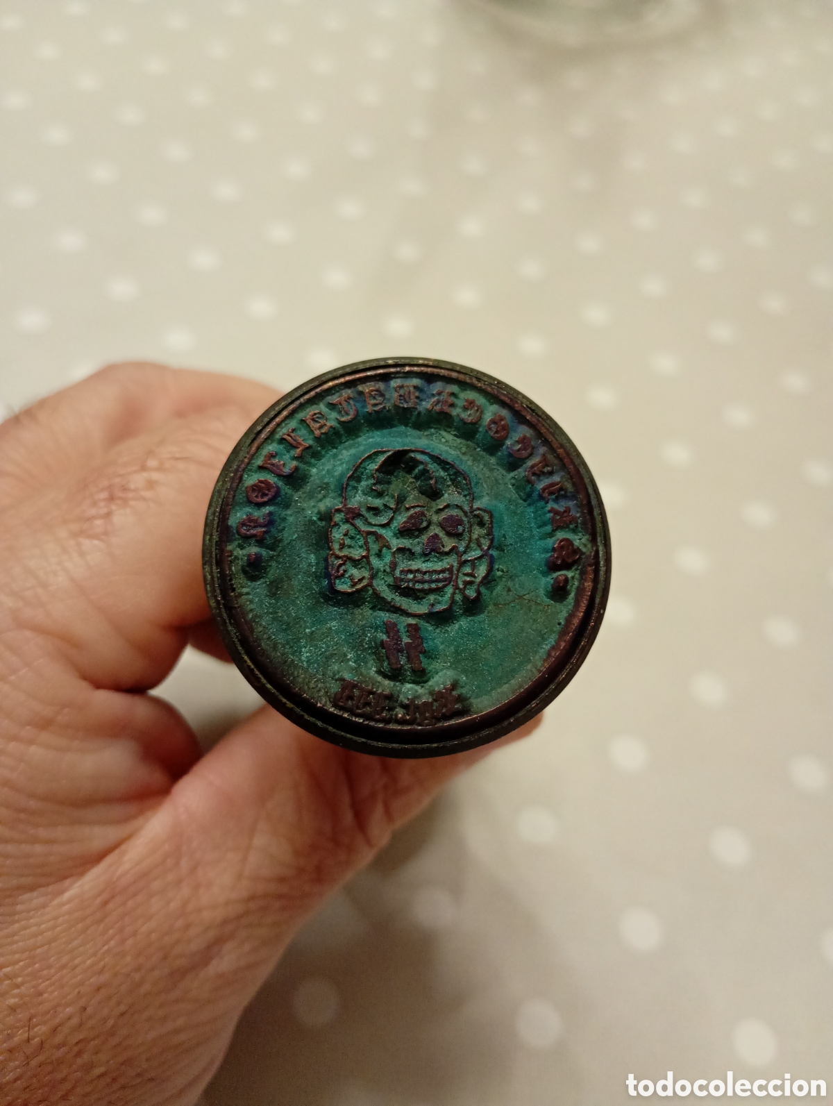 Militaria: Tamp&oacute;n Totenkopf SS Alemania Nazi