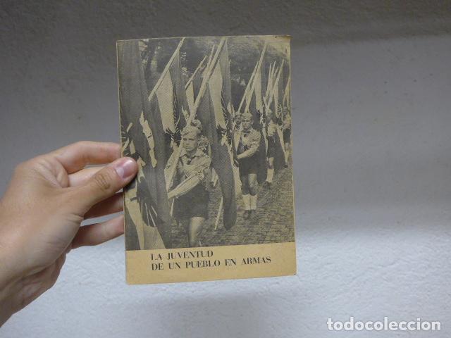 Militaria: Antiguo librito La juventud de un pueblo en armas, Alemania, II Guerra Mundial.
