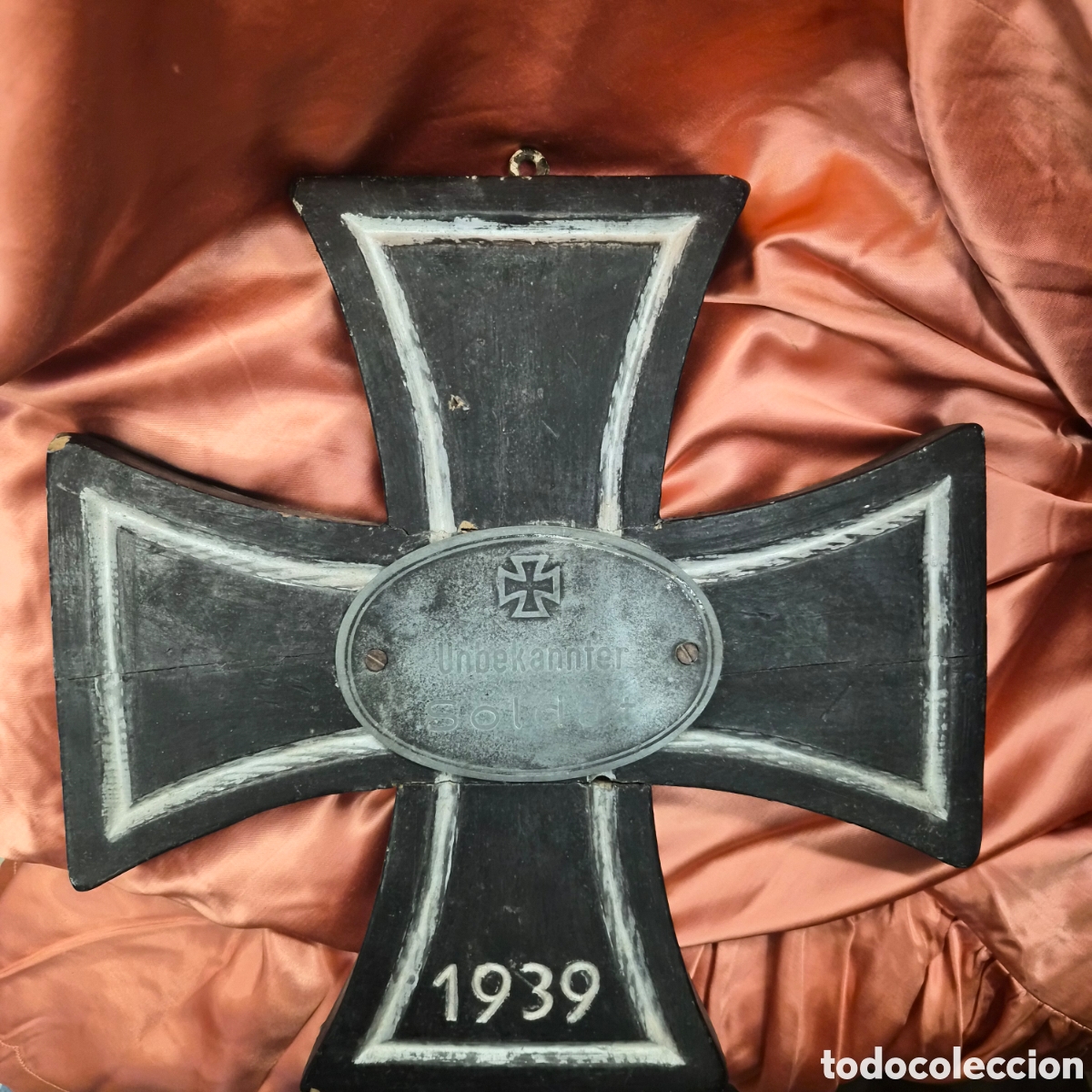Militaria: Cruz de hierro alemana tallada en madera con placa de metal 1939