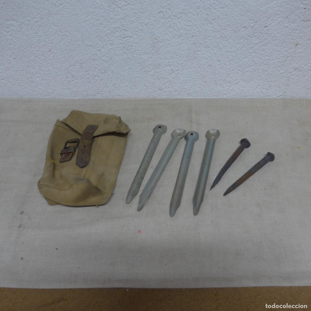 Militaria: Antigua funda militar a identificar y muchas piquetas, originales, creo de II Guerra Mundial.