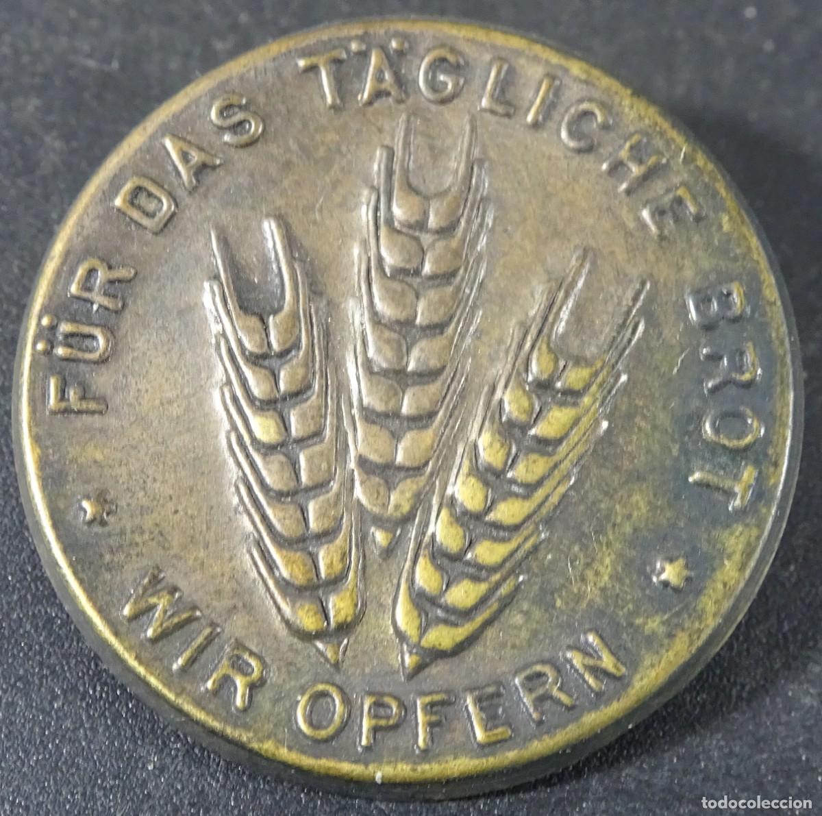 Militaria: ANTIGUA INSIGNIA PROPAGANDA NAZI, TINNIE, F&Uuml;R DAS T&Auml;GLICHE BROT WIR OPFERN ,1934 ,II GUERRA MUNDIAL