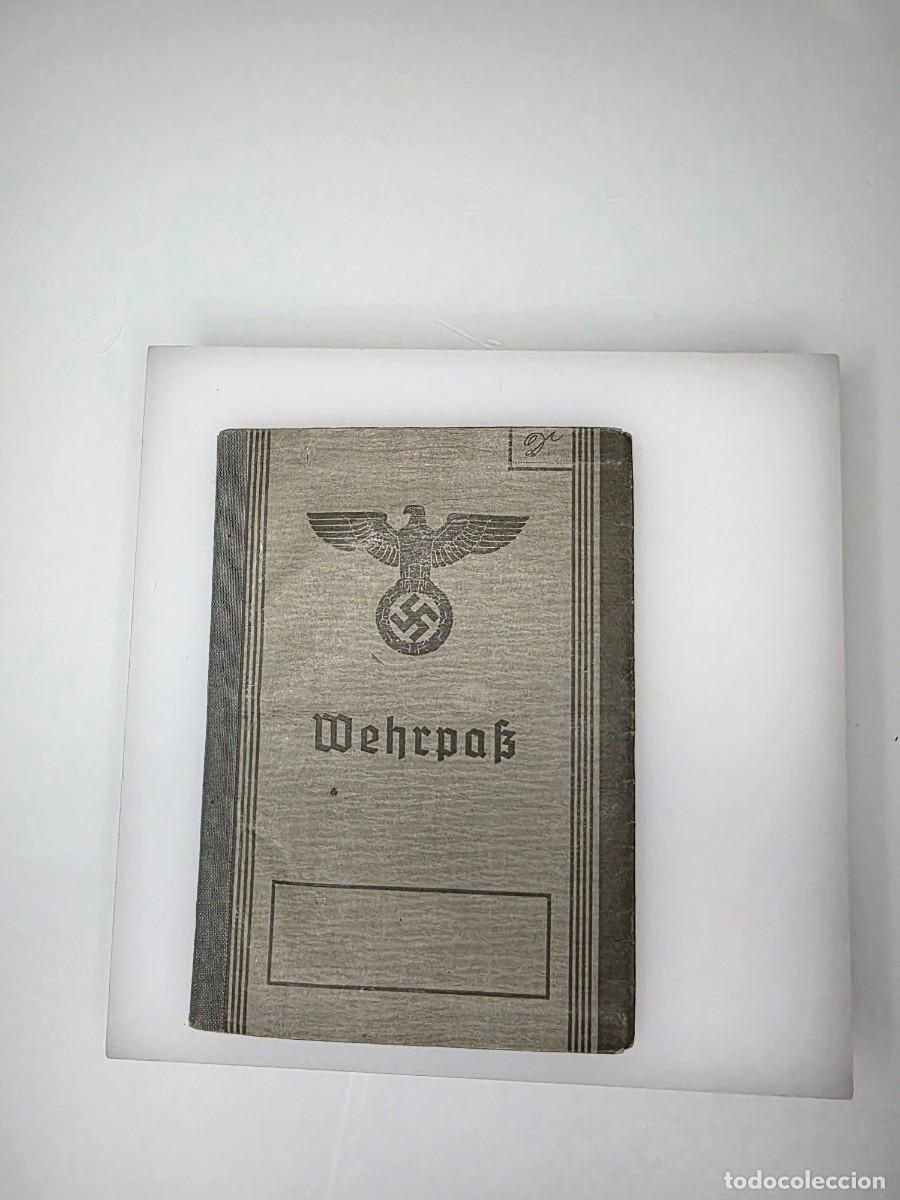 Militaria: Wehrpass alem&aacute;n original de 1939 emitido en Krefeld con nota militar, sellos y certificado franc&eacute;s