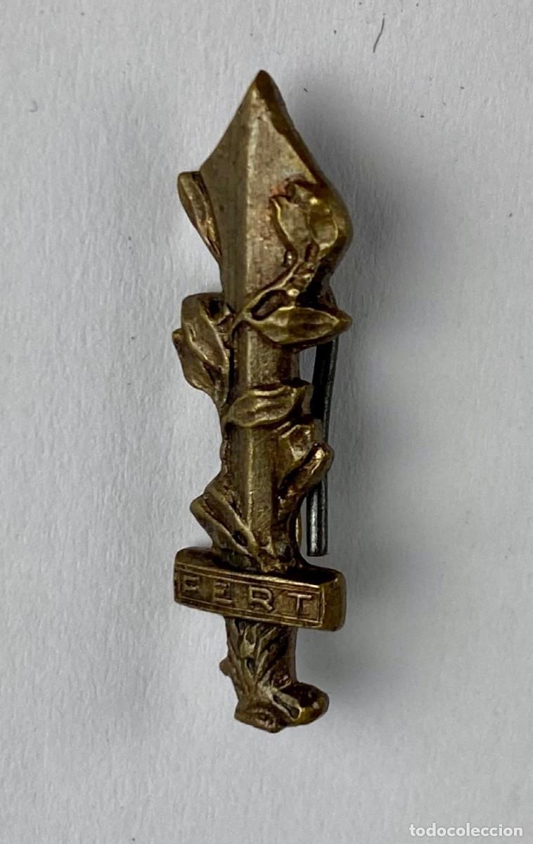 Militaria: Italia insignia para gorra de la Juventud Fascista Italiana Giovent&ugrave; Italiana del Littorio FERT