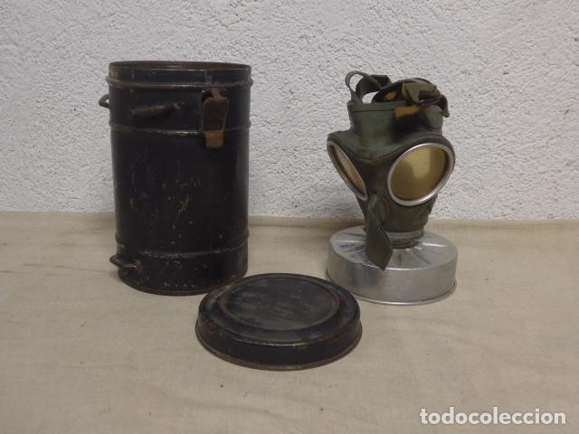 Militaria: Antigua mascara de gas alemana original de la II Guerra Mundial y con su bote, antigas, III Reich.