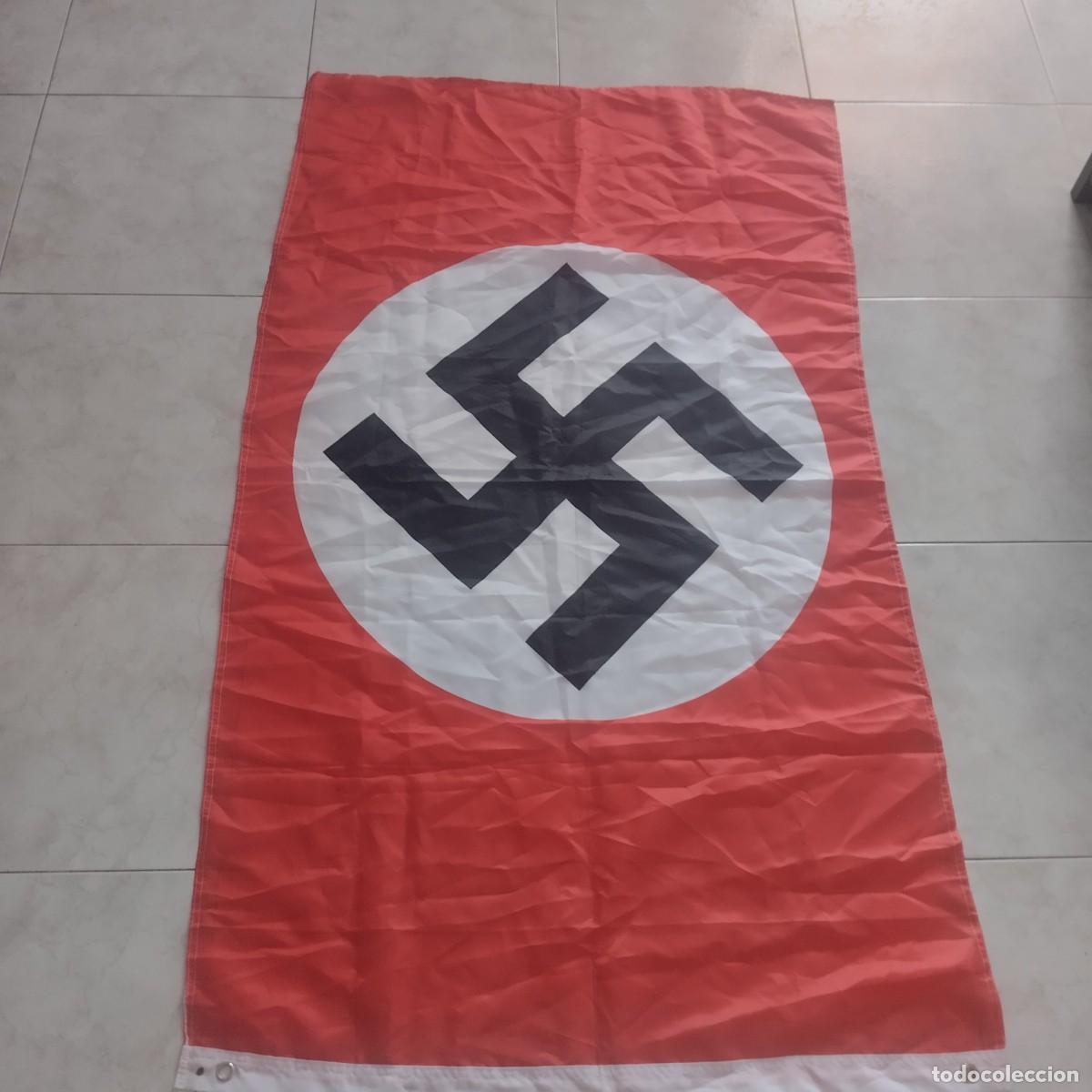 Militaria: Bandera r&eacute;plica NSDAP con esv&aacute;stica &ndash; A&ntilde;os 90 &ndash; Gran formato &ndash; Coleccionismo hist&oacute;rico