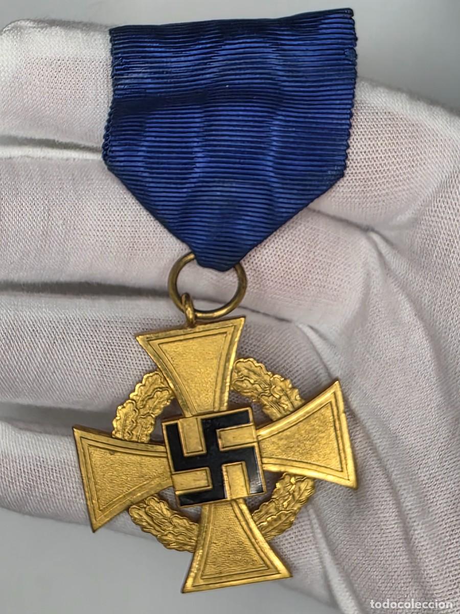 Militaria: Medalla alemana Treudienst Ehrenzeichen 40 a&ntilde;os &ndash; Cruz dorada con cinta azul WWII