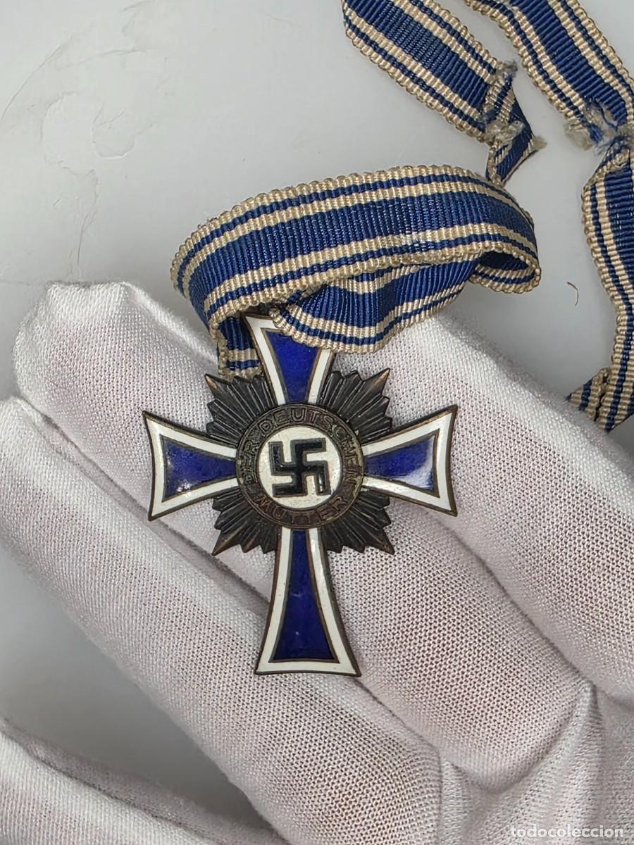 Militaria: Mutterkreuz alemana en bronce con cinta original y firma facs&iacute;mil de Hitler &ndash; WWII