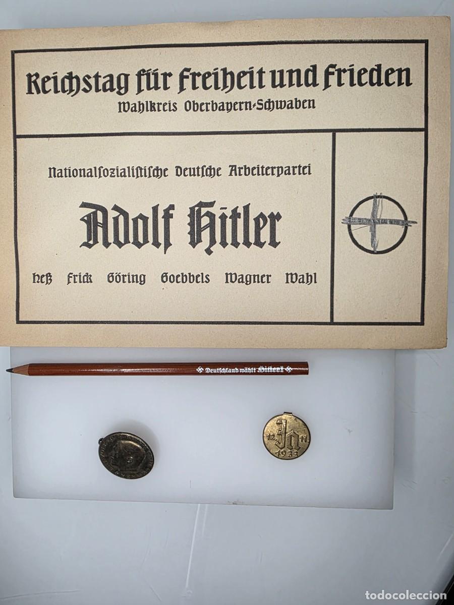 Militaria: Conjunto original propaganda electoral Hitler 1933-1936: papeleta, l&aacute;piz e insignias IIWW III reich