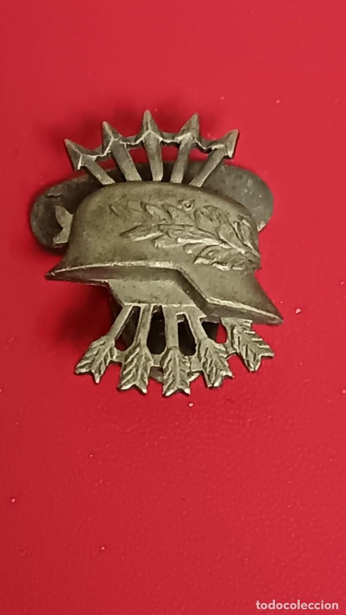 Militaria: Placa de ojal de Excombatientes Falange