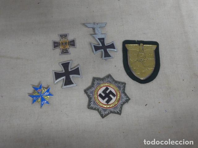 Militaria: Lote aleman de la II Guerra Mundial, todo replicas de medallas y parche, Alemania.
