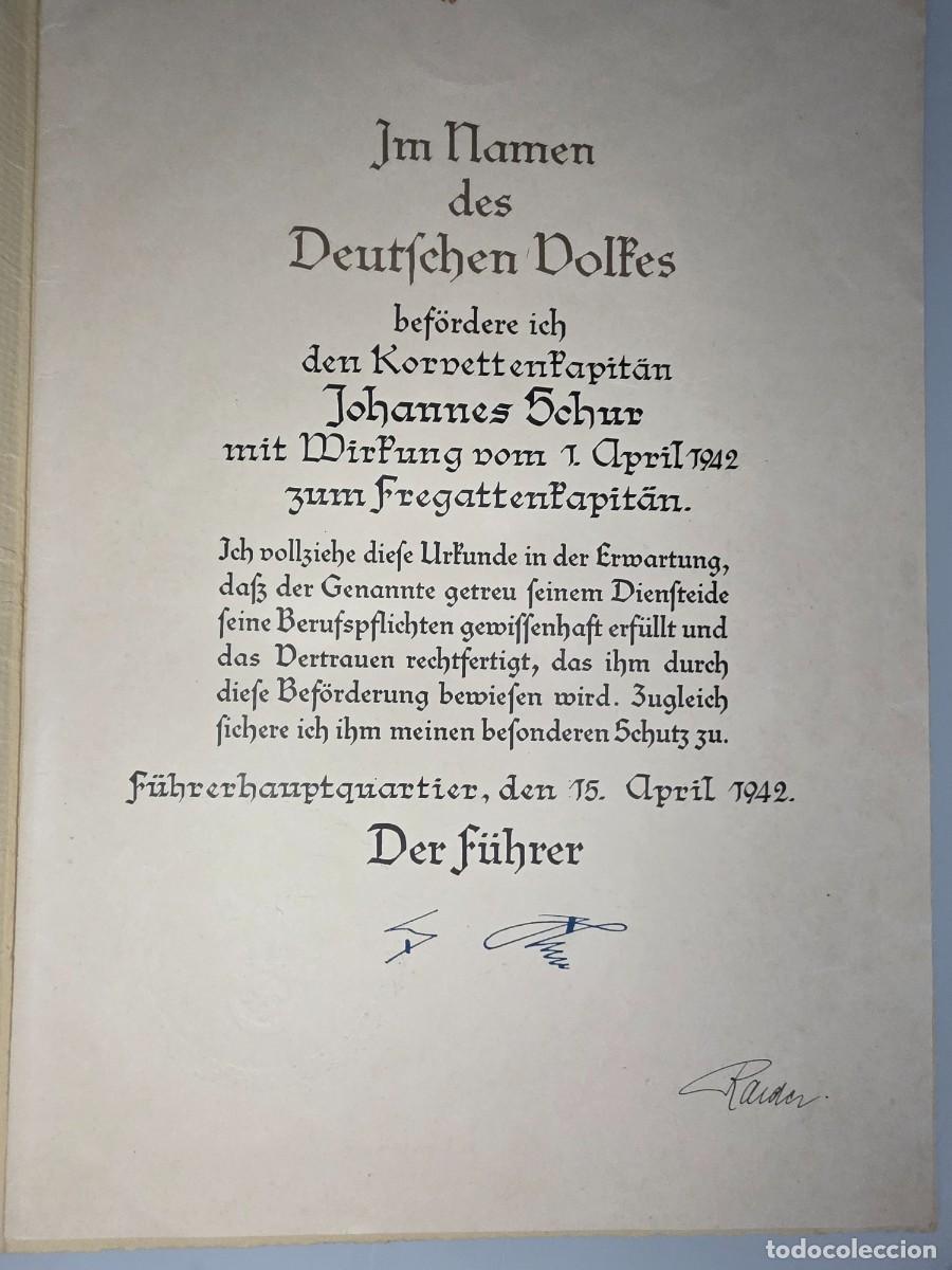 Militaria: Documento Kriegsmarine 1942 Johannes Schur &ndash; firma Erich Raeder y facs&iacute;mil de Adolf Hitler