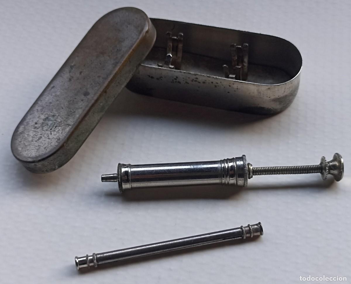 Militaria: Jeringuilla met&aacute;lica con su caja y agujas (III Reich Hitler- Nazi- Alemania) WWII