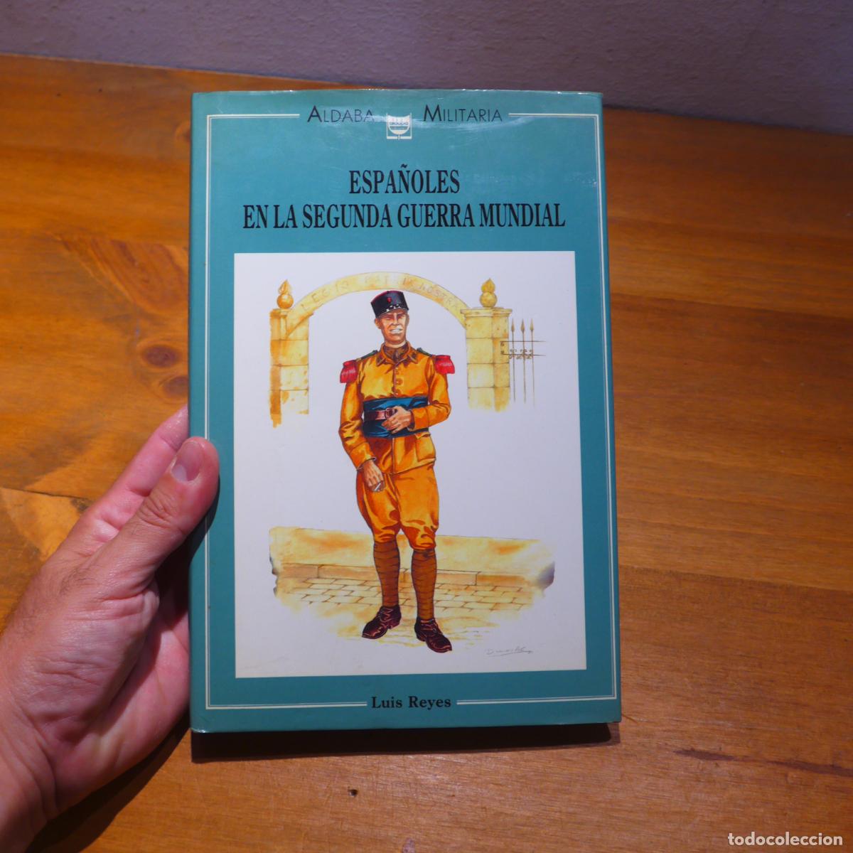 Militaria: Antiguo libro de uniformes de Espa&ntilde;oles en la Segunda guerra mundial.