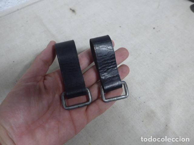 Militaria: Lote de 2 antiguas presillas alemanas de cinturon original de la II Guerra Mundial, Alemania.