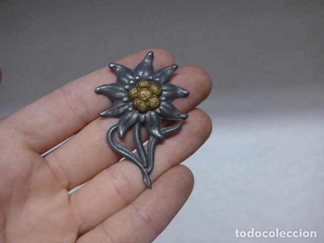 Militaria: Antigua insignia o emblema aleman de monta&ntilde;a, edelweiss, original de II Guerra Mundial. Alemania