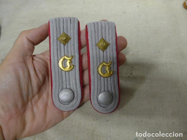 Militaria: Antiguas hombreras alemanas originales de oficial del Heer, veterinaria o general, II Guerra Mundial