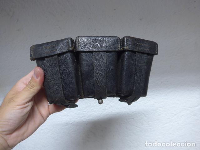 Militaria: Antigua cartuchera portacargador aleman original marcado de 1942, II Guerra Mundial, Alemania