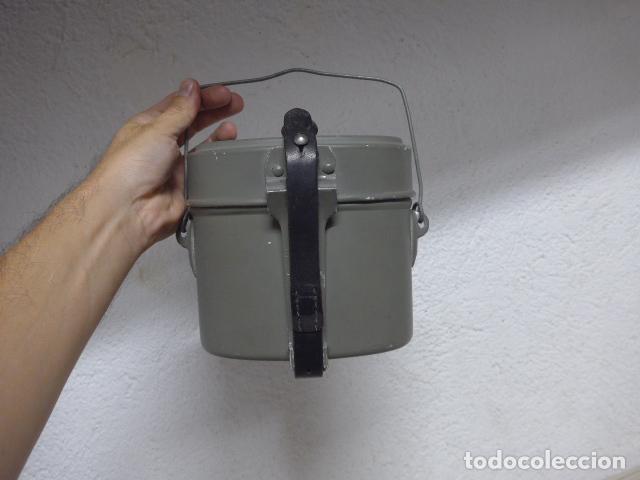 Militaria: Antigua marmita alemana de II Guerra Mundial, cuero marcado de Berlin. Alemania