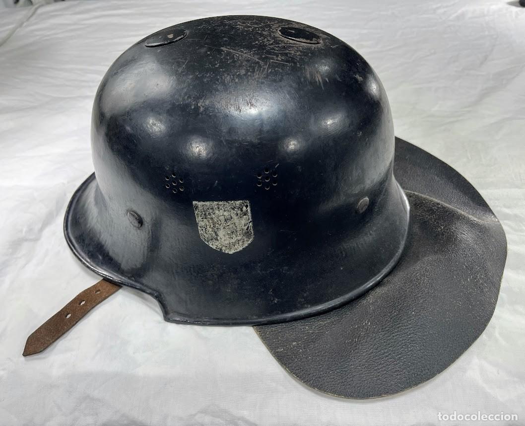Militaria: Casco alem&aacute;n Feuerschutzpolizei WWII M34 &ndash; Barboquejo en Y &ndash; Doble emblema