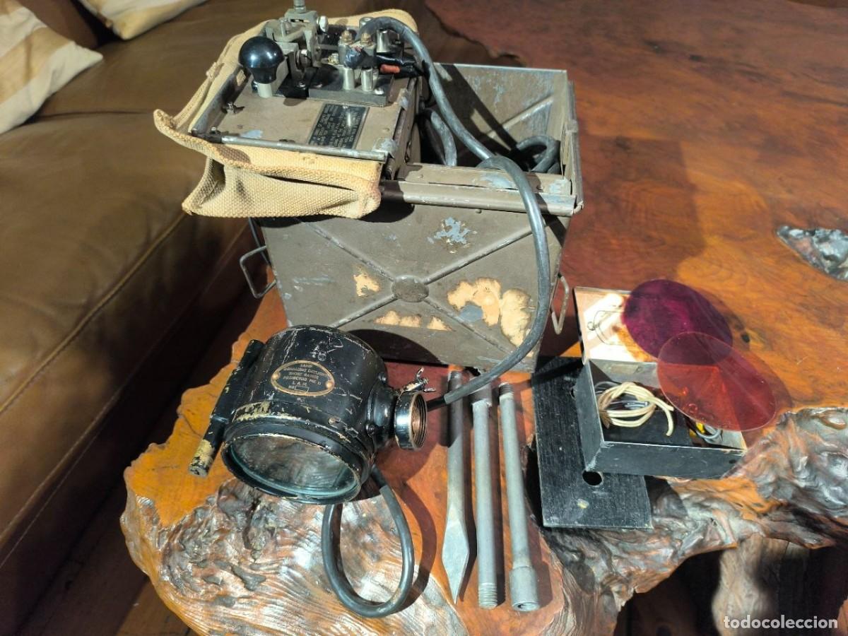 Militaria: EQUIPO DE CAMPA&Ntilde;A MORSE CON LAMPARA DE SE&Ntilde;ALES BRITANICA ALDIS II GUERRA MUNDIAL, CAJA DE REPUESTOS