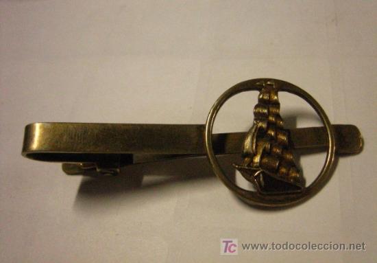 Militaria: Pasacorbata de plata - Foto 1