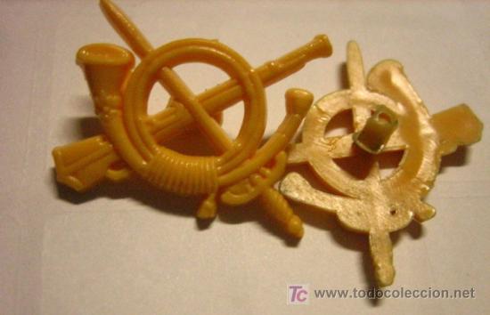 Militaria: Pareja de insignias de pl&aacute;stico - Foto 1