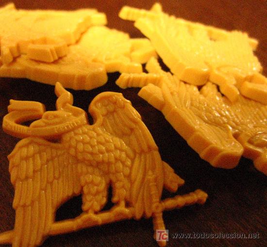 Militaria: 5 insignias de cuello de pl&aacute;stico - Foto 1