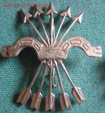 Militaria: Yugo y flechas de 4,6 cms. - Foto 1