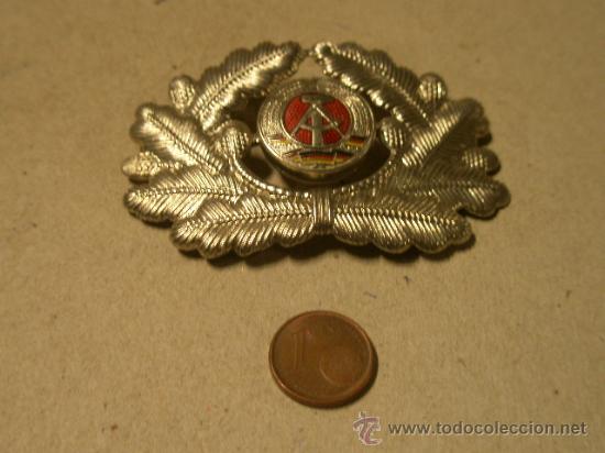 Militaria: Distintivo de gorra de plato RDA - Foto 1