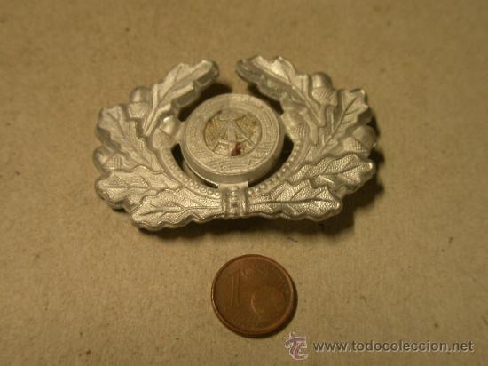 Militaria: Distintivo de gorra de plato RDA - Foto 1